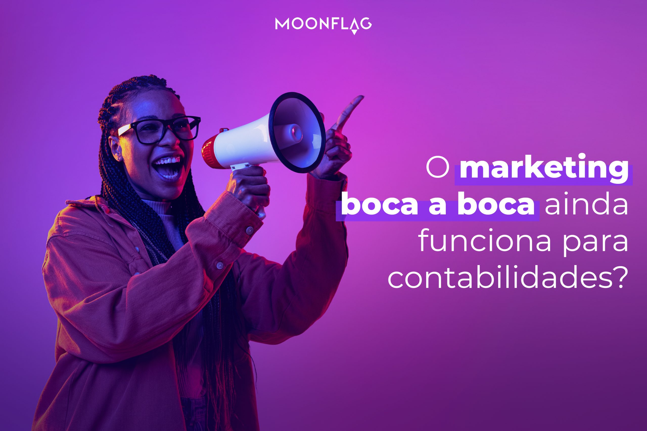mulher usando o marketing boca a boca